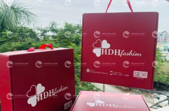 [🆕🇻🇳] Xưởng In Túi Giấy Kraft Giá Rẻ 🎨 Top1Designs ✨   𝟏.𝟎𝟎𝟎  hộp carton nắp gài có dây xách cho HDH fashion
Đây là mẫu hộp carton sóng làm bao bì cho thương hiệu thời trang của mình tại IN HOÀN VŨ.
Cảm ơn kh , shares-0✔️ , likes-1❤️️ , date-2025-12-03 01:35:53🇻🇳🇻🇳🇻🇳📰🆕