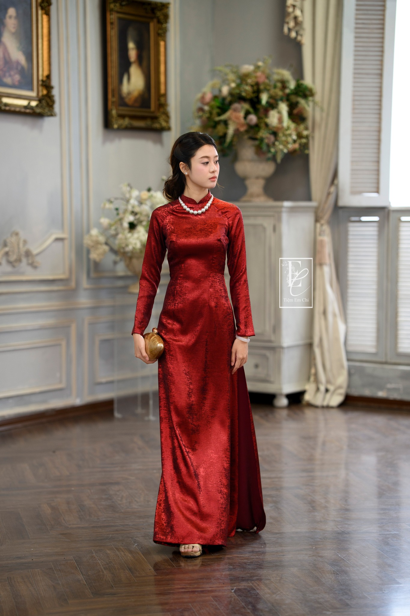 [🆕🇻🇳] Linen by Chi – Tiệm thiết kế may đo  👕 Top1Fashion 👗  Màu đỏ của áo dài luôn mang theo sự may mắn, như một lời chúc thầm. Giữa chợ xuân, sắc đỏ ấy nổi lên như lửa nhỏ giữ ấm cả góc phố.Tiệm nhận may đo theo  , shares-0✔️ , likes-0❤️️ , date-2025-12-07 03:30:02🇻🇳🇻🇳🇻🇳📰🆕