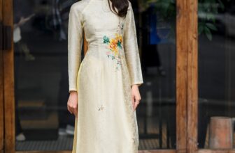 [🆕🇻🇳] Linen by Chi – Tiệm thiết kế may đo  👕 Top1Fashion 👗  Khi chỉnh phom áo dài, người thợ luôn chạm từng chút vào tay áo, eo, vai để áo ôm vừa đủ. Những thao tác nhỏ nhưng giúp người mặc thoải mái suốt cả ngày. N , shares-1✔️ , likes-8❤️️ , date-2025-12-12 17:30:02🇻🇳🇻🇳🇻🇳📰🆕