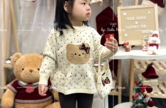 [???] Sulie House – Phụ kiện cho bé  ?‍?❤️️?⭐️  𝑿𝒊𝒏𝒉 𝒙𝒖𝒂̂́𝒕 𝒔𝒂̆́𝒄 𝒍𝒖𝒐̂𝒏 𝒎𝒆̣ 𝒐̛𝒊!
Bé mẫu nhà Sulie diện set mới mà đáng yêu không chịu nổiChất vải mềm – thoáng – không kích da
Form lên dáng đẹp, bé  , shares-5✔️ , likes-26❤️️ , date-2025-12-03 02:29:29????????