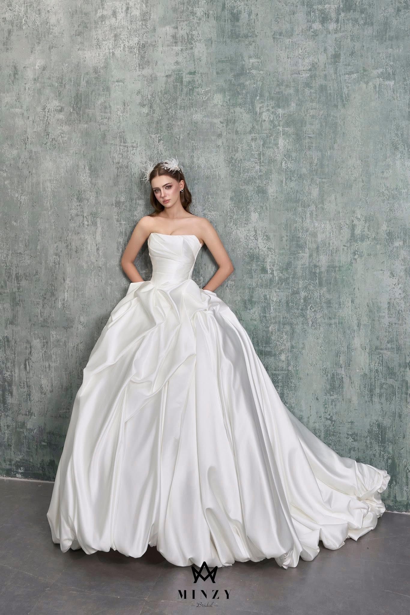 [🆕🇻🇳] MINZY Bridal – Váy Cưới Đẹp 🤵🏻 Top1Wedding 👰🏻  | 𝐕𝐄̉ Đ𝐄̣𝐏 𝐊𝐈𝐄̂𝐔 𝐒𝐀 𝐂𝐔̉𝐀 𝐂𝐎̂ 𝐃𝐀̂𝐔 𝐇𝐈𝐄̣̂𝐍 Đ𝐀̣𝐈 |

Mẫu váy cưới cúp ngực dáng ball gown là lựa chọn hoàn hảo cho cô dâu yêu nét tinh giản nhưng đầy quyền lực , shares-0✔️ , likes-2❤️️ , date-2025-12-19 18:21:23🇻🇳🇻🇳🇻🇳📰🆕