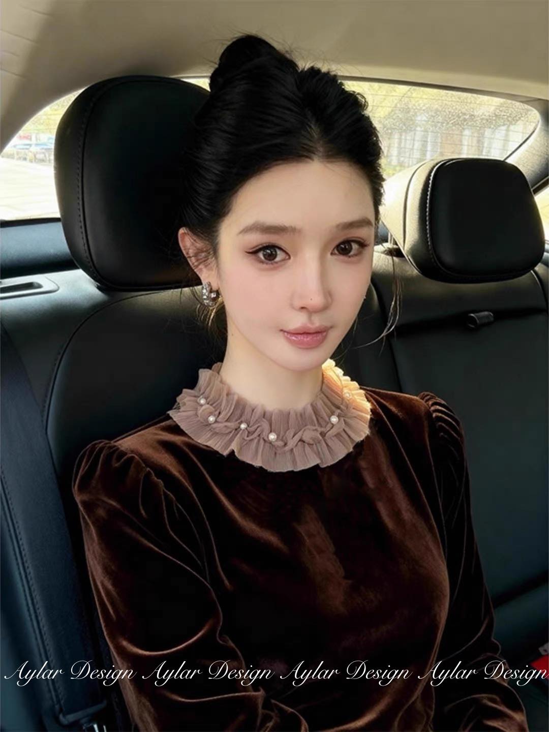 [🆕🇻🇳] Aylar Design – Thiết kế & Thời trang 👕 Top1Fashion 👗   Velvet Grace – khi sự mềm mại chạm tới nét kiêu kỳ
Mẫu áo sơ mi nhung tôn dáng với sắc nâu chocolate trầm ấm, nổi bật bởi phần cổ bèo nude điểm hạt ngọc  , shares-5✔️ , likes-397❤️️ , date-2025-12-04 07:10:03🇻🇳🇻🇳🇻🇳📰🆕