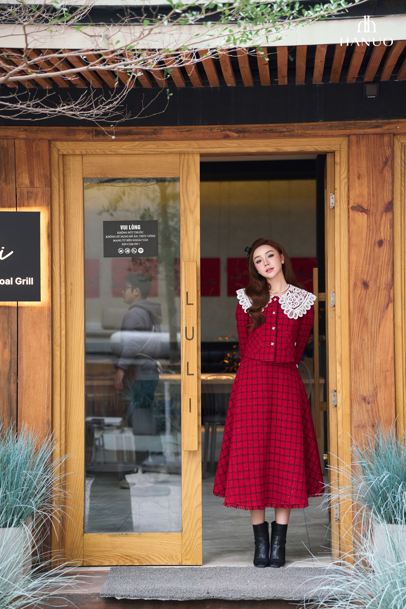 [🆕🇻🇳] Hanuo  👕 Top1Fashion 👗  𝐀𝐂𝐓𝐑𝐄𝐒𝐒 𝐐𝐔𝐘𝐍𝐇 𝐊𝐎𝐎𝐋 𝐗 𝐒𝐎𝐅𝐈𝐀 𝐓𝐖𝐄𝐄𝐃 𝐒𝐄𝐓Nàng thơ Quỳnh Kool rạng ngời trong thiết kế dạ tweed đỏ, đây cũng là màu sắc báo hiệu một mùa lễ hội sắp đến. Chắc c , shares-1✔️ , likes-8❤️️ , date-2025-12-03 22:18:36🇻🇳🇻🇳🇻🇳📰🆕