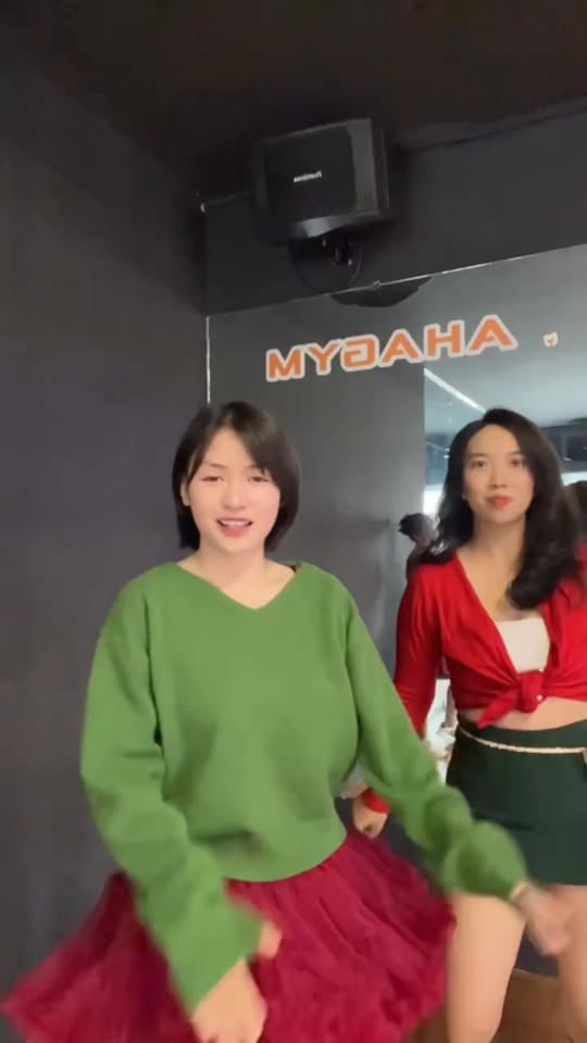 [🆕🇻🇳] Tiệm Nhà Ốc  (Quần áo trẻ em)-Đồ trẻ em thiết kế, đồ nhập- xuất khẩu,hàng Quảng Châu cao cấp , sỉ đồ thiết kế cho bé nhặt size 🧑‍🧒❤️️👶⭐️ OP5687 – Váy Noel Christmas Joy (Ri6)Giá sỉ :142k
Size: 1-6y( 9-26kg)Mô tả sản phẩm:
Thiết kế mang đậm không khí Giáng Sinh với họa tiết caro đỏ  , shares-0✔️ , likes-0❤️️ , date-2025-12-05 04:45:33🇻🇳🇻🇳🇻🇳📰🆕