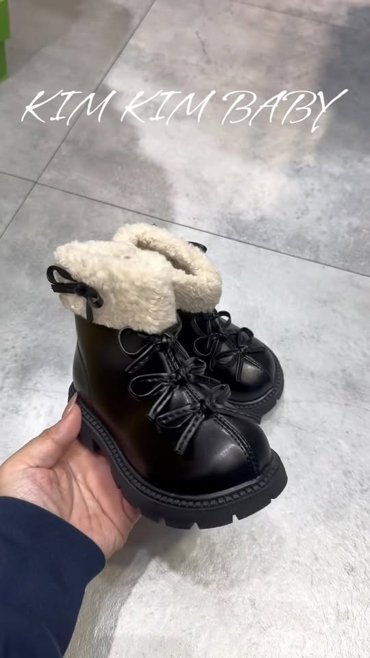 [🆕🇻🇳]  KIM KIM BABY SHOES – Giày cho bé yêu 2 🧑‍🧒❤️️👶⭐️ Sẵn ạ . bốt nhà e về nhiều mời các mom qua KIMKIM nha , shares-0✔️ , likes-1❤️️ , date-2025-12-04 20:00:04🇻🇳🇻🇳🇻🇳📰🆕