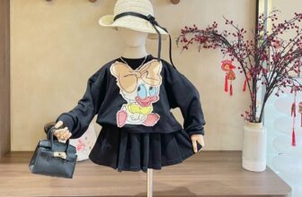 [🆕🇻🇳]  KAI Kids Studio – Chuyên cung cấp sản phẩm thời trang trẻ em 🧑‍🧒❤️️👶⭐️ ULATRUI em Set VỊT CƯNG quá điiii Form siêu xinh Chất vải mềm xịn, lên dáng yêu không chịu nổi luôn mom ơiiiG18 size 110-160
Cú pháp chốt đơn: G18110   , shares-0✔️ , likes-67❤️️ , date-2025-12-06 18:30:00🇻🇳🇻🇳🇻🇳📰🆕