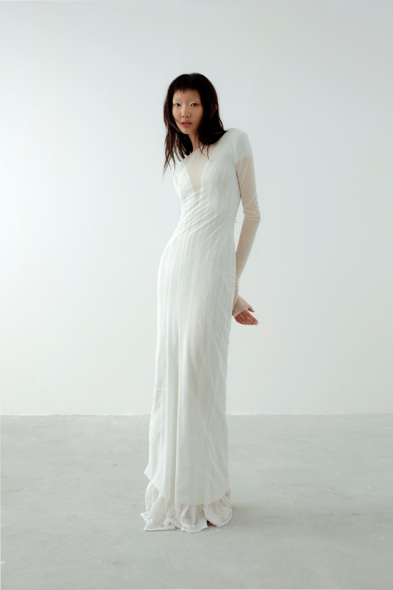 [🆕🇻🇳] Subtle Le Nguyen 👕 Top1Fashion 👗  Squeezed White Gown
Váy dài dáng ôm với hai lớp: lớp lót mềm bên trong và lớp lưới mỏng phủ ngoài, tạo chiều sâu thị giác tinh tế. Hiệu ứng “squeezed” với  , shares-0✔️ , likes-5❤️️ , date-2025-12-05 02:00:02🇻🇳🇻🇳🇻🇳📰🆕