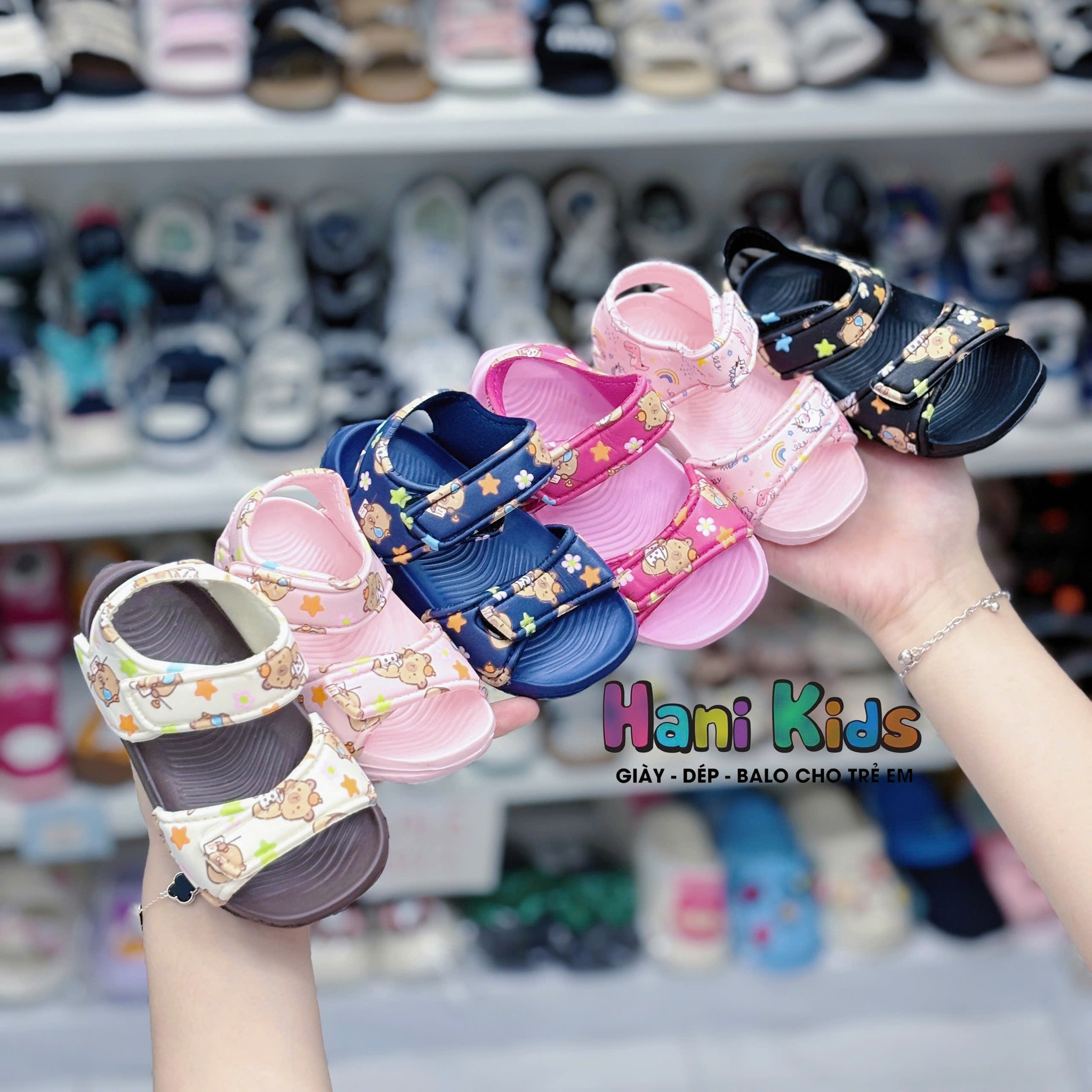 [🆕🇻🇳]  Hani Kids Giày Dép- Balo cho trẻ em 🧑‍🧒❤️️👶⭐️ Full bảng màu luôn rồi í
—————————–
Hani Kids chuyên giày dép balo trẻ em
Tất cả mẫu đều sẵn.Hình tự chụp 100%.
SHIP COD TOÀN QUỐC
Được  , shares-0✔️ , likes-0❤️️ , date-2025-12-06 02:00:12🇻🇳🇻🇳🇻🇳📰🆕