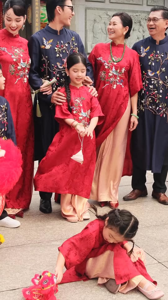 [🆕🇻🇳] Áo Dài Mẹ và Bé Kengin – Áo dài cho mẹ, cho bé, cho cả nhà mình  👕 Top1Fashion 👗   𝐀́𝐨 𝐝𝐚̀𝐢 𝐏𝐡𝐮̀ 𝐇𝐨𝐚 – Đ𝐨̂𝐧𝐠 𝐇𝐲̉Rộn ràng sắc đỏ, nở bung niềm vui ngày Tết – cả nhà khoác lên mình hơi thở truyền thống trong từng nét thêu tinh xảo.
Giữa , shares-0✔️ , likes-15❤️️ , date-2025-12-04 21:14:21🇻🇳🇻🇳🇻🇳📰🆕