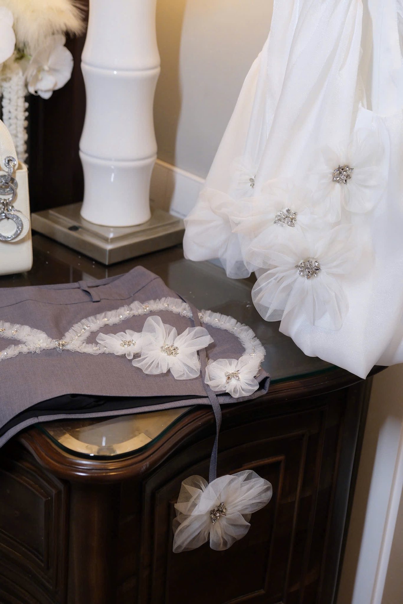 [???] MIN đồ bộ Pizama  ? Top1Fashion ?  Set áo bồng đính hoa đá kết thủ công + chân váy kết đá thủ công full váy chuẩn mẫu
𝑺𝑰𝒁𝑬 :  𝐒/𝐌
𝐂𝐨𝐥𝐨𝐫:  trắng xám
𝑴𝒐̂ 𝒕𝒂̉ 𝒔𝒂̉𝒏 𝒑𝒉𝒂̂̉𝒎 : tơ áo 4 mét +’lót  , shares-0✔️ , likes-0❤️️ , date-2025-12-07 00:07:54????????