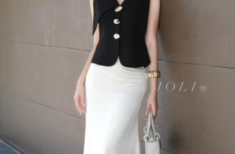 [🆕🇻🇳] JOLI — Women’s Fashion Brand 👕 Top1Fashion 👗  Vest đen form chuẩn tôn dáng, phối cùng chân váy trắng xoè nhẹ tạo hiệu ứng cao ráo và cực kỳ thanh lịch. , shares-0✔️ , likes-5❤️️ , date-2025-12-11 04:40:38🇻🇳🇻🇳🇻🇳📰🆕