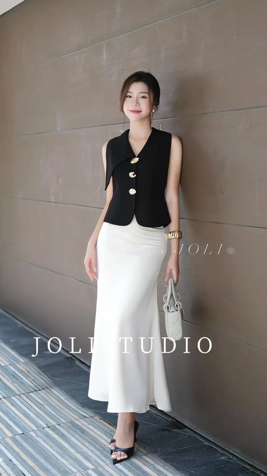[🆕🇻🇳] JOLI — Women’s Fashion Brand 👕 Top1Fashion 👗  Vest đen form chuẩn tôn dáng, phối cùng chân váy trắng xoè nhẹ tạo hiệu ứng cao ráo và cực kỳ thanh lịch. , shares-0✔️ , likes-5❤️️ , date-2025-12-11 04:40:38🇻🇳🇻🇳🇻🇳📰🆕