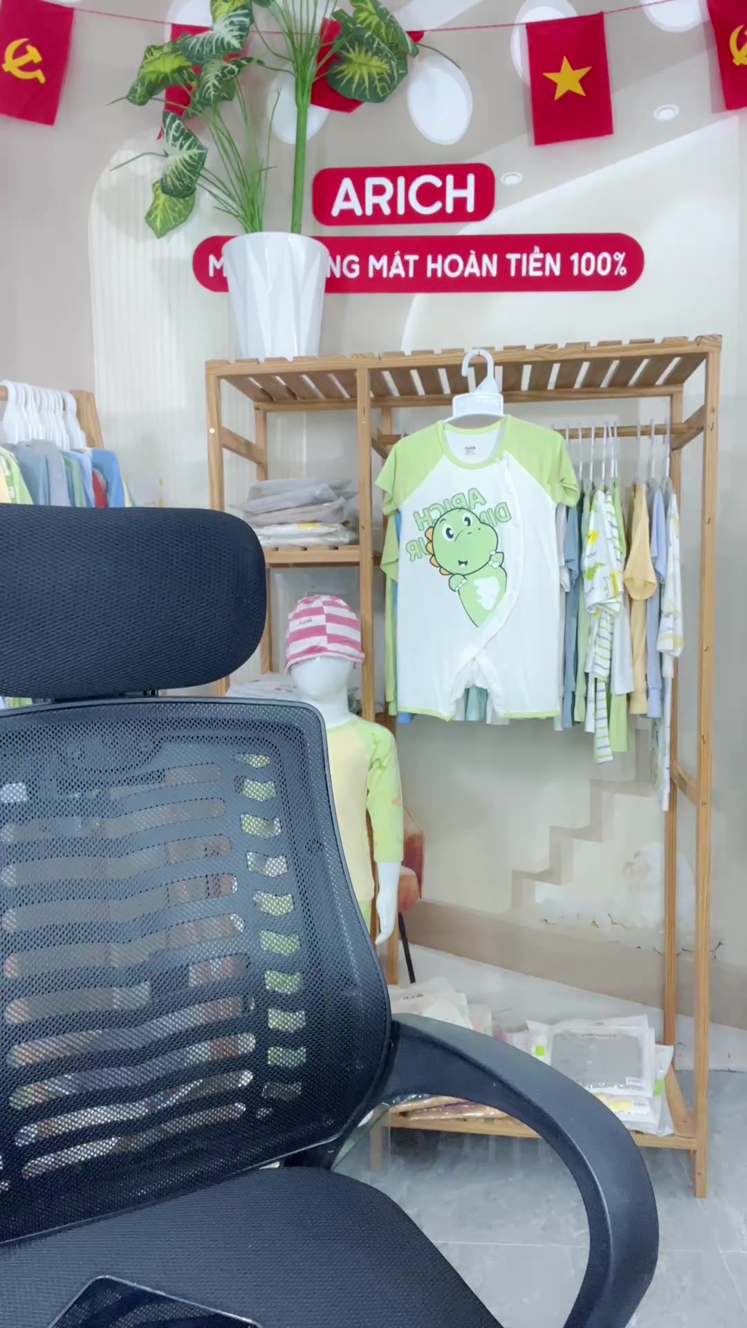 [🆕🇻🇳] PVcomBank – Ngân hàng TMCP Đại Chúng Việt Nam ♥️️📚   DẤU ẤN GIÁNG SINH RỰC RỠ TẠI PHÒNG CHỜ PVCOMBANK PREMIER LOUNGE
Những sắc màu rực rỡ của một mùa Giáng sinh mới đang dần lan tỏa trong không gian phòng ch , shares-49✔️ , likes-77❤️️ , date-2025-12-06 16:00:06🇻🇳🇻🇳🇻🇳📰🆕