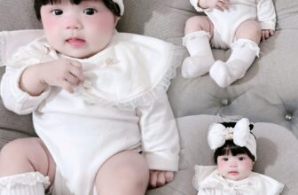 [???]  Min.A Kid – Mũ/Tuban Cho Bé Yêu  ?‍?❤️️?⭐️ Màu trắng basic biến hoá thành thiên nga
Nhấn nhá thêm trai đá lấp lánh rất phù hợp đầy tháng, sự kiện…..
Mùa lạnh rồi các mẹ đặt full set kèm quần để  , shares-1✔️ , likes-7❤️️ , date-2025-12-05 18:44:21????????