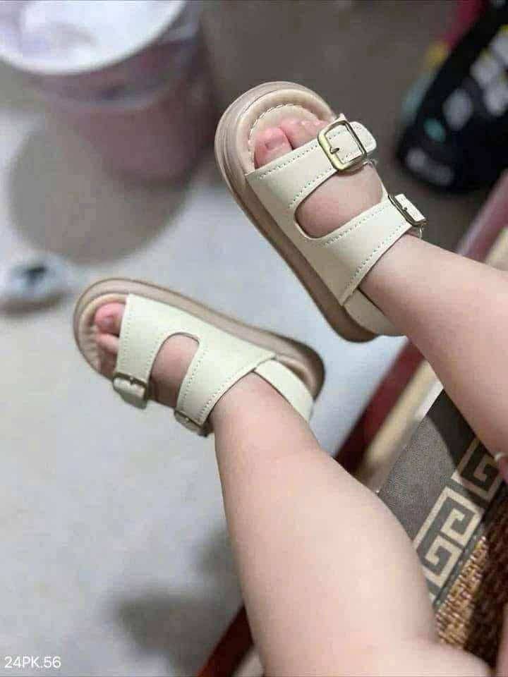 [🆕🇻🇳]  Piza Mama & Kid 🧑‍🧒❤️️👶⭐️  Mẫu sandal tập đi quốc dân cho bé, siêu nhẹ, quai dán tiện vô cùng ạ.
, shares-1✔️ , likes-5❤️️ , date-2025-12-04 17:13:04🇻🇳🇻🇳🇻🇳📰🆕