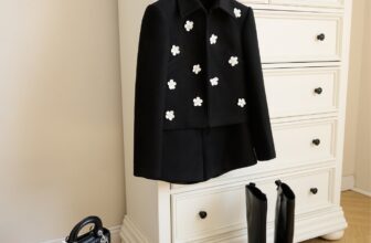 [🆕🇻🇳] Bynoir Studio 👕 Top1Fashion 👗  DELICATE JACKET | Nổi bật với áo jacket đính hoa thủ công
Kết hợp chất liệu dạ ép 2 lớp, cùng điểm nhấn ở những chi tiết bông hoa được khâu đính khéo léo,  , shares-0✔️ , likes-3❤️️ , date-2025-12-10 23:30:51🇻🇳🇻🇳🇻🇳📰🆕