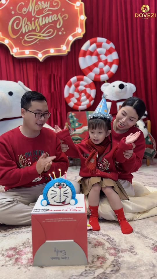 [☕️🇻🇳] DoveZi Coffee 🥤 Top1Coffee ☕️ “ Một gia đình nhỏ
Một hạnh phúc to to ”Khoảnh khắc thật đáng yêu của gia đình bé Kitty đón tuổi mới tại DoveZi tụi em#dove , shares-0✔️ , likes-7❤️️ , date-2025-12-06 01:15:24🇻🇳🇻🇳🇻🇳📰🆕