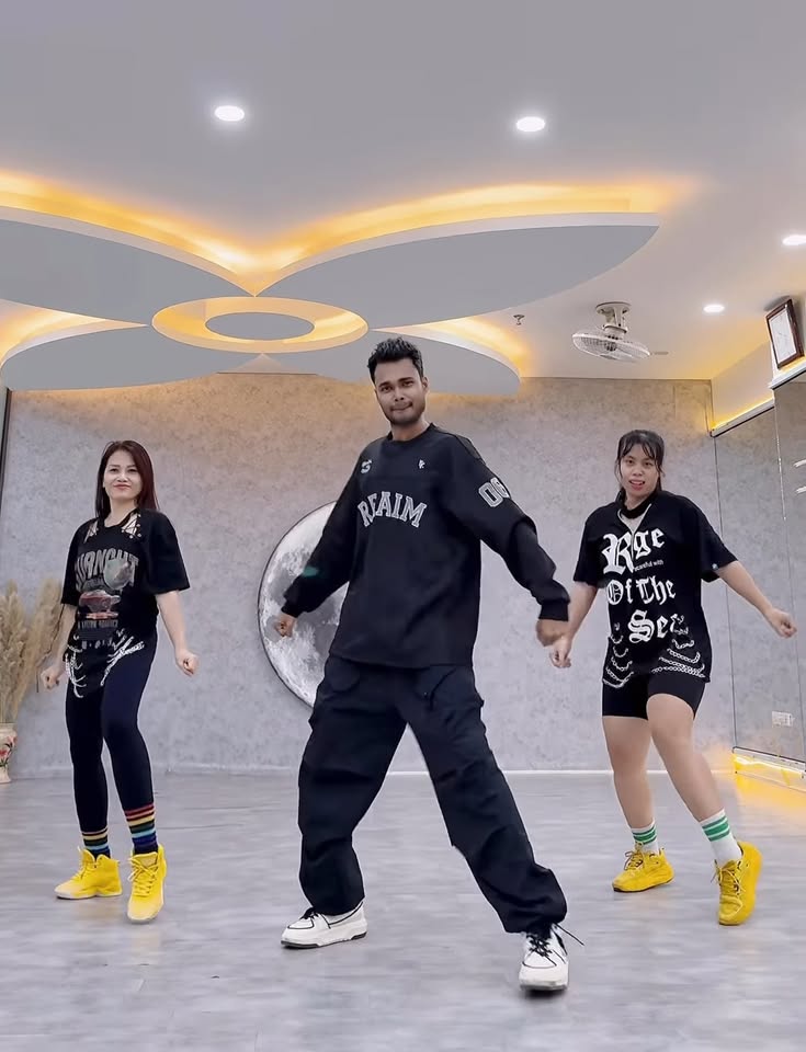 [???] QT Fitness & Yoga Yên Viên ? Top1Yoga ??‍♀️  Thời tiết mùa đông nhưng không khí mùa hè – chỉ có thể là lớp Dance 3S! 
+ Bật nhạc lên là nóng người, vào lớp là bùng năng lượng!
+ Càng nhảy càng ấm, cà , shares-0✔️ , likes-7❤️️ , date-2025-12-06 16:30:41????????