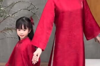 [🆕🇻🇳] Shop Mẹ Nấm – Chuyên hàng Trẻ em Thiết kế và nhập khẩu 🧑‍🧒❤️️👶⭐️ Lúc nào em cũng thấy mẹ bé mặc màu đỏ là xinh nhất  Mê  #fypシ゚viralシ #aodai , shares-0✔️ , likes-5❤️️ , date-2025-12-08 16:30:34🇻🇳🇻🇳🇻🇳📰🆕