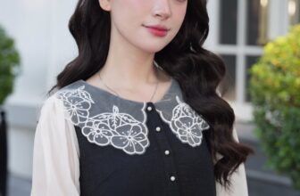 [🆕🇻🇳]Mayy Fashion 👕 Top1Fashion 👗  LILIAN – chiếc váy “must-have” của BST AMAZING GRACE!Dáng suông đen che dáng cực khéo
Tay voan kem mềm mướt, nhẹ và thoáng
Cổ tròn đáp ren hoa tiểu th , shares-0✔️ , likes-6❤️️ , date-2025-12-08 22:34:06🇻🇳🇻🇳🇻🇳📰🆕