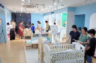 [🆕🇻🇳]  Chilux – Nhà Máy Sản Xuất Nôi Cũi Đa Năng 🧑‍🧒❤️️👶⭐️  Cuối tuần đừng quên cuộc hẹn tại Showroom Chilux nha ba mẹ ơi!
Các mẫu xe đẩy, ghế ô tô, ghế ăn dặm… đều đã lên kệ với đầy đủ mẫu mã và màu sắc, sẵn sàng  , shares-0✔️ , likes-1❤️️ , date-2025-12-05 16:49:58🇻🇳🇻🇳🇻🇳📰🆕