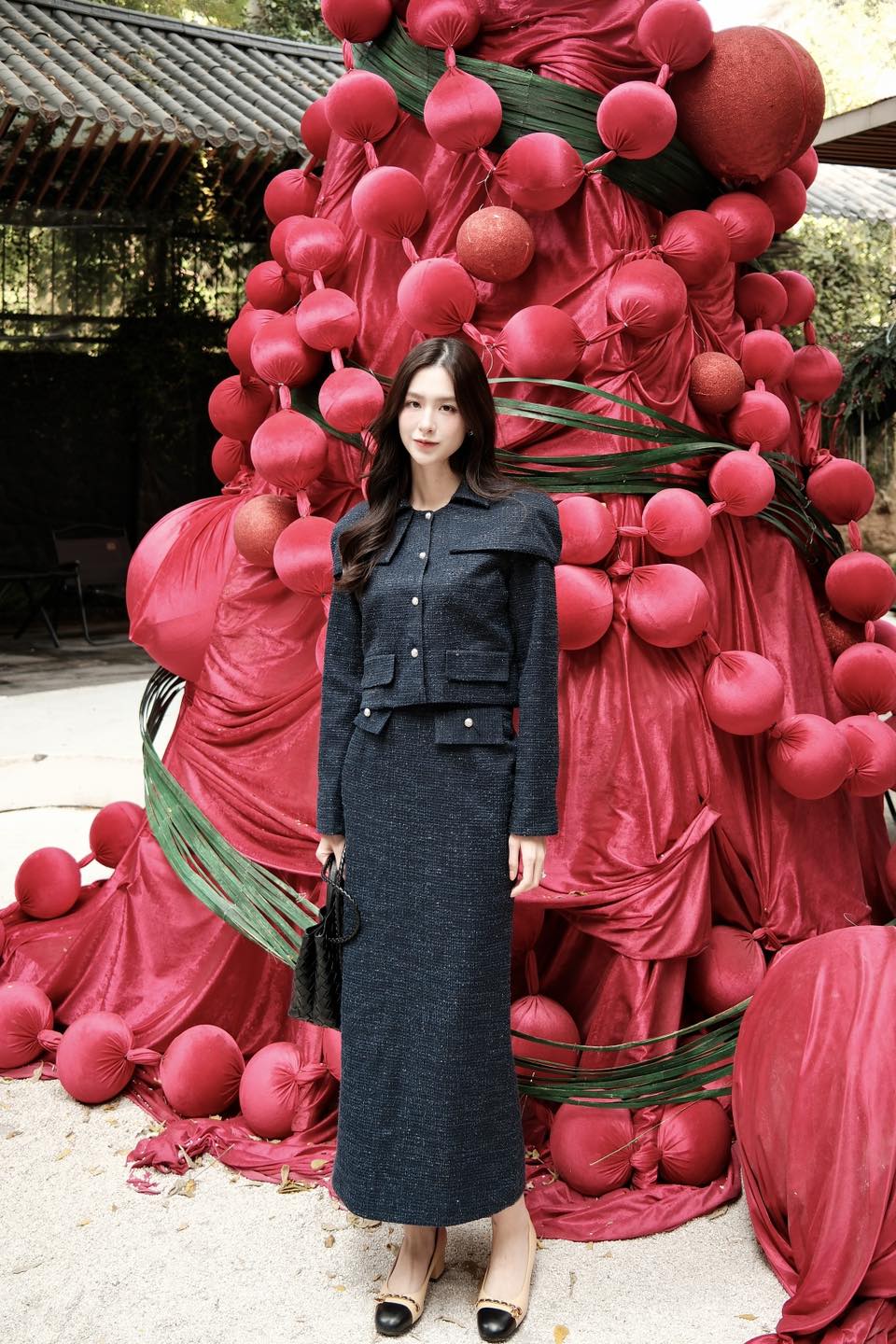 [🆕🇻🇳] Mushie Studio 👕 Top1Fashion 👗  Crafted in a deep navy tweed, this ensemble blends soft structure with effortless elegance.
The cape-inspired jacket adds a refined silhouette, while the l , shares-0✔️ , likes-5❤️️ , date-2025-12-09 00:18:24🇻🇳🇻🇳🇻🇳📰🆕