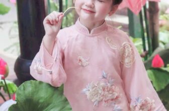 [🆕🇻🇳] Thời trang trẻ em Búp Xinh 🧑‍🧒❤️️👶⭐️  Áo dài cách tân cho bé – Dịu dàng như đóa hoa đầu xuân
Thiết kế tinh tế với tone màu nhẹ nhàng, điểm xuyết họa tiết hoa thêu nổi sang trọng.
Form áo dà , shares-0✔️ , likes-0❤️️ , date-2025-12-09 22:15:53🇻🇳🇻🇳🇻🇳📰🆕