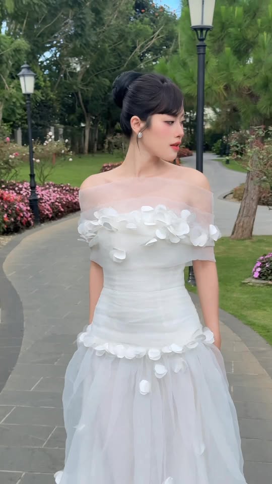 [🆕🇻🇳] Limit Q – Thiết kế và thương hiệu (online store) 👕 Top1Fashion 👗  Nàng Hoa Lorita nhẹ nhàng trong khu vườn cổ tích #LILIMITQ  #thờitranghottrend  #dressdesign , shares-0✔️ , likes-1❤️️ , date-2025-12-10 18:31:26🇻🇳🇻🇳🇻🇳📰🆕