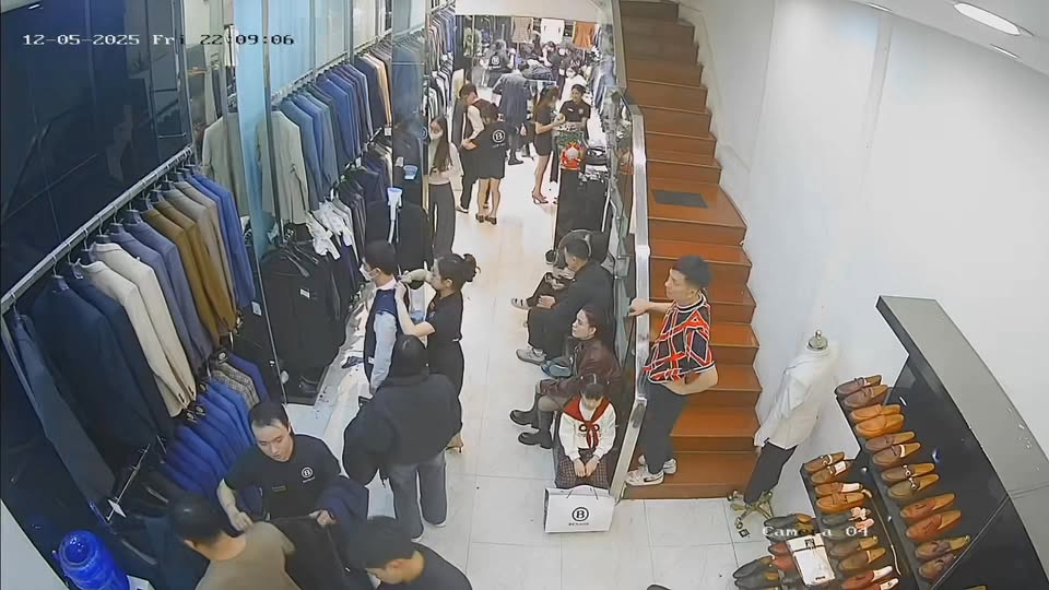 [🆕🇻🇳] Benson 152 Thái Hà – Nhà thiết kế thời trang 👕 Top1Fashion 👗  “Không khí mua sắm tối thứ Sáu” luôn có một vibe rất riêng:
Đèn đường vừa lên, phố xá bắt đầu đông hơn, ai cũng tranh thủ sau một ngày dài để tự thưởng cho , shares-0✔️ , likes-1❤️️ , date-2025-12-06 20:17:36🇻🇳🇻🇳🇻🇳📰🆕