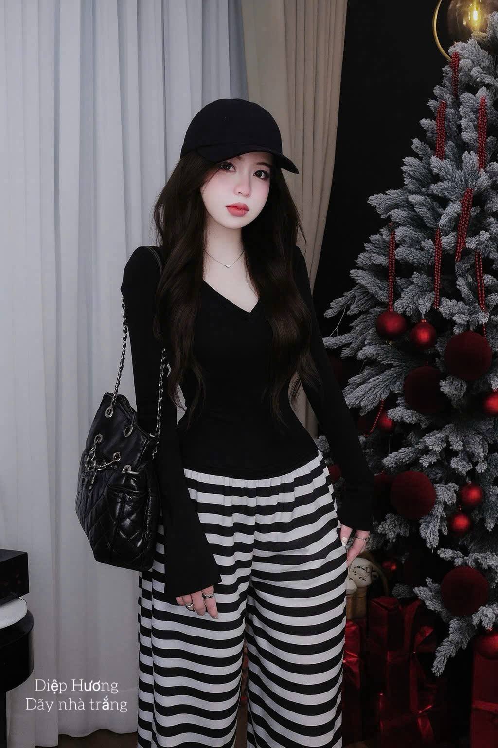 [🆕🇻🇳] Tiệm Nhà Ốc  (Quần áo trẻ em)-Đồ trẻ em thiết kế, đồ nhập- xuất khẩu,hàng Quảng Châu cao cấp , sỉ đồ thiết kế cho bé nhặt size 🧑‍🧒❤️️👶⭐️ OP5687 – Váy Noel Christmas Joy (Ri6)Giá sỉ :142k
Size: 1-6y( 9-26kg)Mô tả sản phẩm:
Thiết kế mang đậm không khí Giáng Sinh với họa tiết caro đỏ  , shares-0✔️ , likes-0❤️️ , date-2025-12-05 04:45:33🇻🇳🇻🇳🇻🇳📰🆕