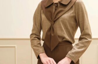 [🆕🇻🇳] The MAGNOLIA 👕 Top1Fashion 👗  | Polo Paris x Skirt |
Sự chuyển động giữa Modern và Elegant chưa bao giờ mềm mại đến thế.
Chiếc cổ áo nơ đặc trưng, đường xếp ly tinh gọn, phom dáng tôn  , shares-0✔️ , likes-0❤️️ , date-2025-12-08 18:06:13🇻🇳🇻🇳🇻🇳📰🆕