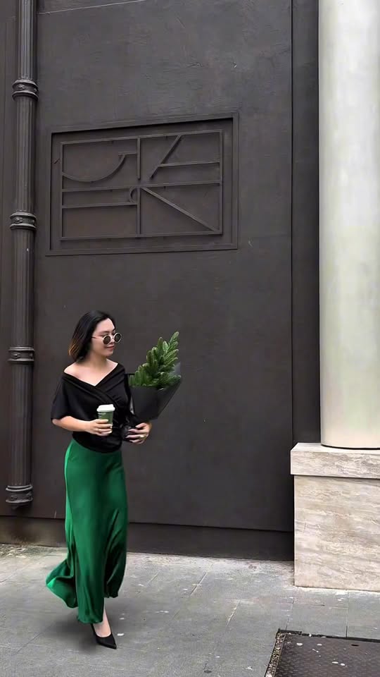 [🆕🇻🇳] Nguyễn Thư closet – Cửa hàng quần áo  👕 Top1Fashion 👗Silk skirt – chân váy lụa với dáng đuôi cá nền nã phô diễn sự quyến rũ trong từng bước đi. Chất lụa mềm rũ mượt mà cùng tone màu xanh lá cực trendy cân b , shares-0✔️ , likes-8❤️️ , date-2025-12-05 02:35:23🇻🇳🇻🇳🇻🇳📰🆕