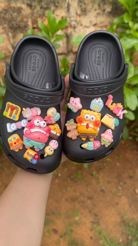 [🆕🇻🇳]  Chip Chip Pink-Chuyên sỉ và lẻ các loại “cờ rốc” và Jibbitz/ Sticker! 🧑‍🧒❤️️👶⭐️ Khoác lên mình bộ charm xinh là dép nhà Chip khác bọt liền nà  , shares-0✔️ , likes-2❤️️ , date-2025-12-06 03:29:18🇻🇳🇻🇳🇻🇳📰🆕