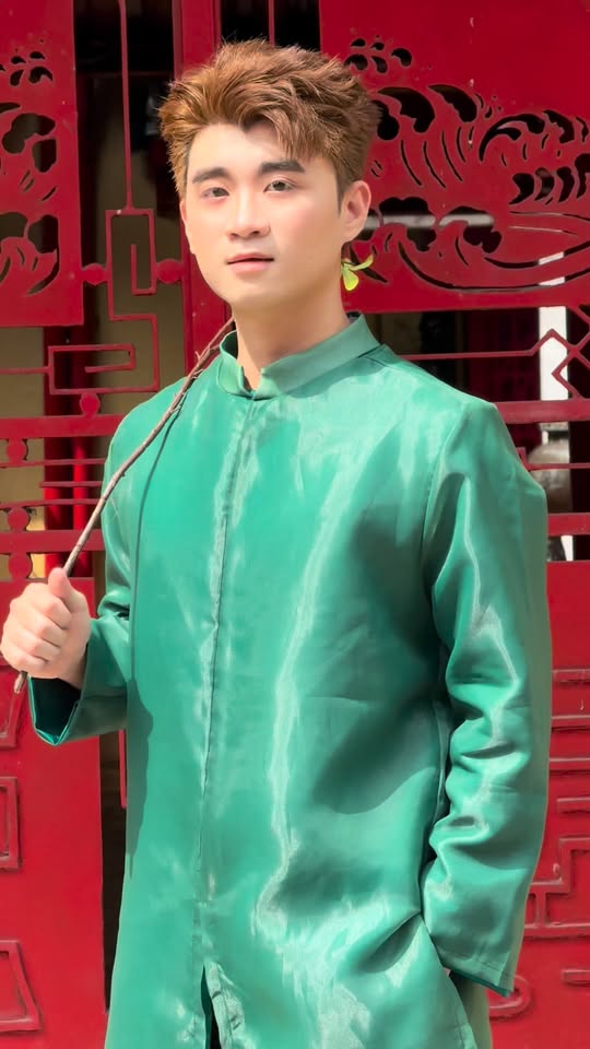 [🆕🇻🇳] Mr.Smile 99 – Unisex Shop – Cửa hàng quần áo 👕 Top1Fashion 👗  Diện áo dài xanh lục – đón Tết đúng chất “nam thần” Màu xanh tượng trưng cho may mắn, bình an và khởi đầu mới. Form áo đứng dáng, chất vải nhẹ, mặc lên vừa , shares-0✔️ , likes-4❤️️ , date-2025-12-09 06:15:41🇻🇳🇻🇳🇻🇳📰🆕