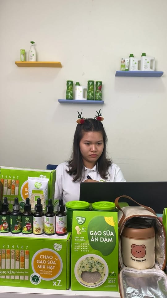 [🆕🇻🇳] Váy Tutu – Chuyên thời trang trẻ em 🧑‍🧒❤️️👶⭐️ Set yếm xinh nhiều mom tìm kiếm đây ạ  thoải mái mà vẫn xinh
Set 4 món luôn nà only #240k ( áo yếm , quần , nơ rời , túi )
Hàng thiết kế fix người bé nào  , shares-0✔️ , likes-6❤️️ , date-2025-12-09 01:50:39🇻🇳🇻🇳🇻🇳📰🆕