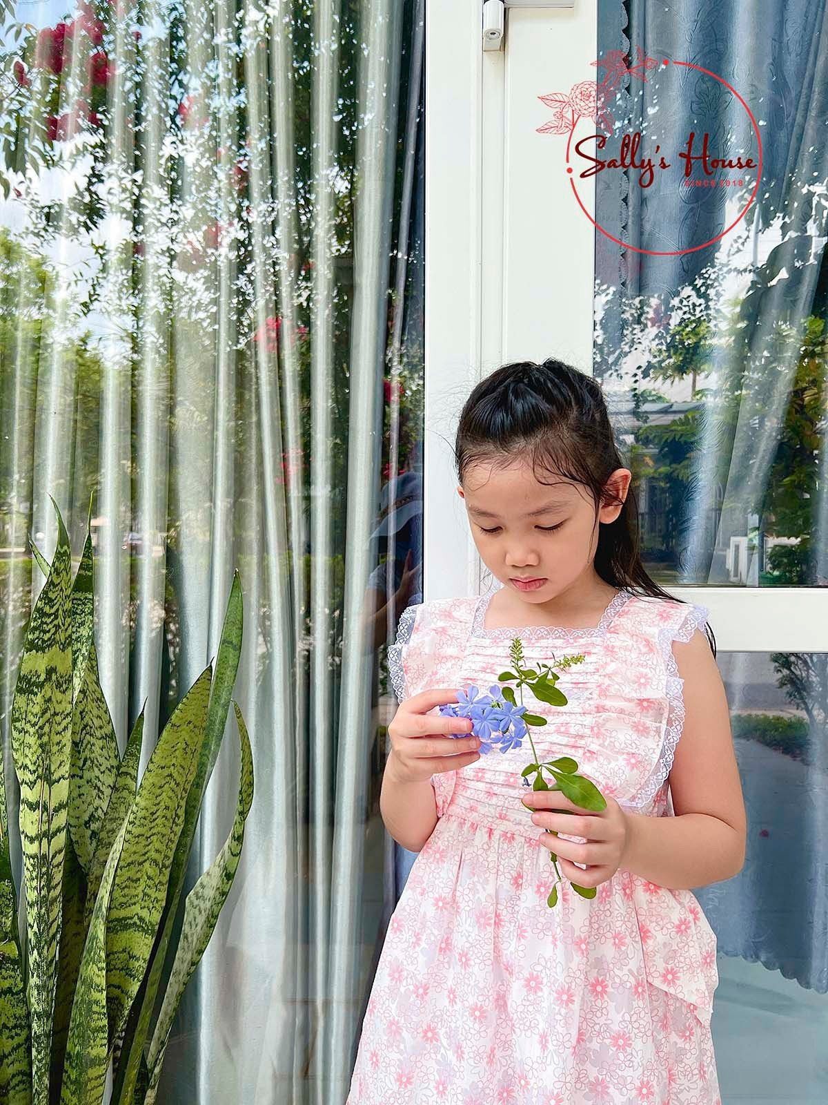 [🆕🇻🇳] Sally’s House – Thời trang cao cấp dành cho bé gái 🧑‍🧒❤️️👶⭐️ Shop tiếp tục dọn kho.
Mẫu đầm hoa phối ren mềm mặc nhẹ và mát lắm các mẹ ơi, ko hề ngứa hay khó chịu vì ren rất mềm. Chất vải mềm đẹp xịn sò lắm ạ.Shop  , shares-0✔️ , likes-1❤️️ , date-2025-12-09 17:01:47🇻🇳🇻🇳🇻🇳📰🆕