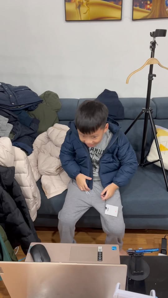 [🆕🇻🇳]  VNXK Limited Kids 🧑‍🧒❤️️👶⭐️ Đã muốn kiếm tiền mua bimbim rồi . Cả nhà ủng hộ cháu có tiền mua sữa với bimbim. Xúc xích , shares-0✔️ , likes-17❤️️ , date-2025-12-10 05:08:26🇻🇳🇻🇳🇻🇳📰🆕