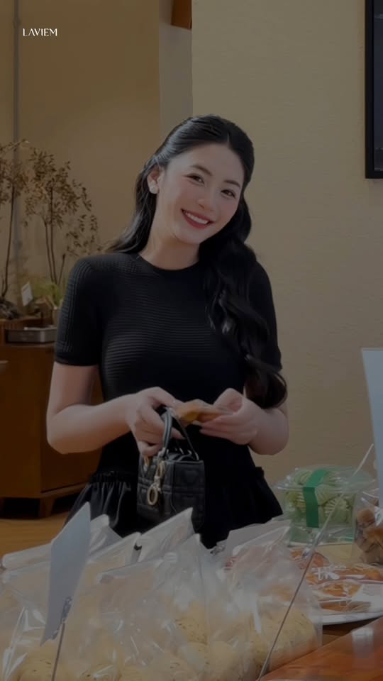 [🆕🇻🇳] LAVIEM Design –  Thiết kế vô cùng tinh tế, tỉ mỉ trong từng chi tiết👕 Top1Fashion 👗  𝐐𝐔𝐈𝐓𝐄 𝐂𝐇𝐀𝐑𝐌𝐈𝐍𝐆 𝐈𝐍 𝐁𝐋𝐀𝐂𝐊 | Không cần quá nhiều sắc màu để trở nên nổi bật, đôi khi, chỉ một chiếc váy đen với phom dáng chuẩn mực là đủ để nàng chiếm trọn ” , shares-0✔️ , likes-79❤️️ , date-2025-12-09 02:04:59🇻🇳🇻🇳🇻🇳📰🆕