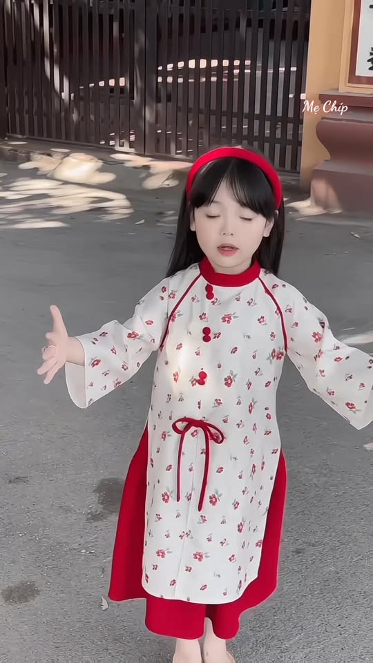 [🆕🇻🇳] CHIP SHOP- Thời Trang Cho Bé 🧑‍🧒❤️️👶⭐️ Chiếc em bé diện áo dài nhà Mẹ Chíp vô cùng dễ thương nha #aodaitruyenthong #aodaitet #aodaibegai #siaodaitreem #xuhuong , shares-0✔️ , likes-3❤️️ , date-2025-12-10 16:29:14🇻🇳🇻🇳🇻🇳📰🆕