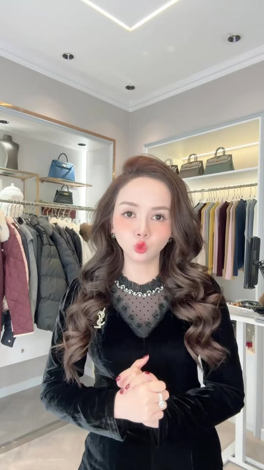 [🆕🇻🇳] KHÁNH NGÂN Boutique-Chuyên sỉ, lẻ đồ QCCC, Thiết kế CC, VNXK 👕 Top1Fashion 👗  KHOÁC LEN KHOÁ e về
Hàng chuẩn QCCC loạI 1 sịn sò dã mannn
1 chú len basic ko thể bỏ qua mấy ní uiii
Len lông dầy sụ, TÚI ZIP kéo , full tag lun ạ
, shares-0✔️ , likes-0❤️️ , date-2025-12-10 14:53:01🇻🇳🇻🇳🇻🇳📰🆕