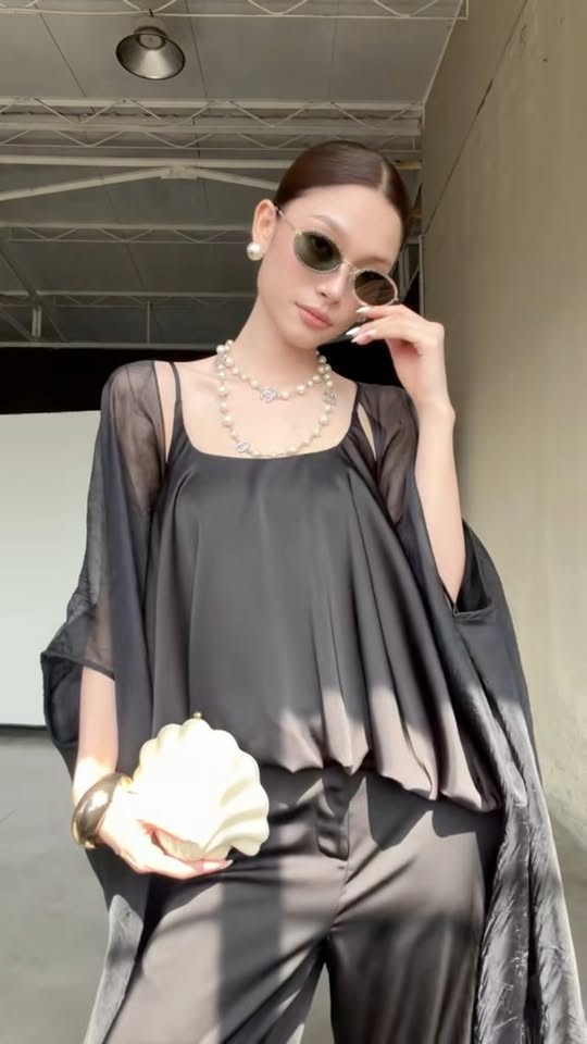 [🆕🇻🇳] RUBIES RUBIES 👕 Top1Fashion 👗  Từ độ sóng sánh đầy lưu luyến của chất lụa mềm mại, đến thần thái thời thượng…
Set đồ nhiều xúc cảm 𝑪𝒂𝒍𝒍𝒂 𝒕𝒐𝒑 𝒙 𝑽𝒂𝒏𝒊𝒍𝒂 𝒑𝒂𝒏𝒕𝒔 𝒙 𝑳𝒆𝒂𝒇 𝑺𝒄𝒂𝒓𝒇 nhẹ nhàng vẽ n , shares-0✔️ , likes-9❤️️ , date-2025-12-10 23:30:21🇻🇳🇻🇳🇻🇳📰🆕