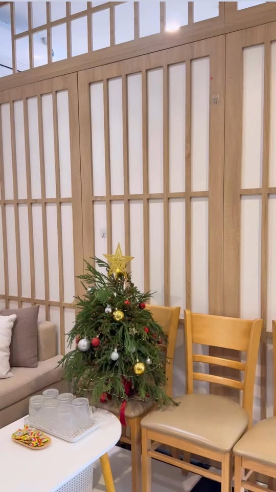 [🆕🇻🇳] Yoga Thực Dưỡng – Phòng tập yoga  [🆕Top1Vietnam🇻🇳] 🧘 Top1Yoga 🤸🏻‍♀️ Góc nhỏ xinh xinh đón Noel của Yoga Thực Dưỡng đã hoàn thành rồi ạ 
Mong chị em tới tập thấy vui, thấy ấm cúng và tranh thủ check in góc Noel mới xinh này  , shares-0✔️ , likes-8❤️️ , date-2025-12-11 22:17:19🇻🇳🇻🇳🇻🇳📰🆕