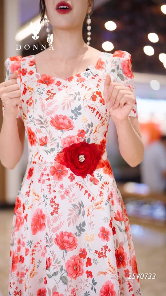 [🆕🇻🇳] DONNA Luxury – Thiết kế & Thời trang 👕 Top1Fashion 👗  25V0733 | Mỗi đường nét đều hướng đến sự hài hòa: từ họa tiết hoa nhí dịu mắt đến phom dáng xòe thướt tha. Một thiết kế dành cho những ai yêu vẻ đẹp trữ tì , shares-0✔️ , likes-0❤️️ , date-2025-12-18 15:06:05🇻🇳🇻🇳🇻🇳📰🆕