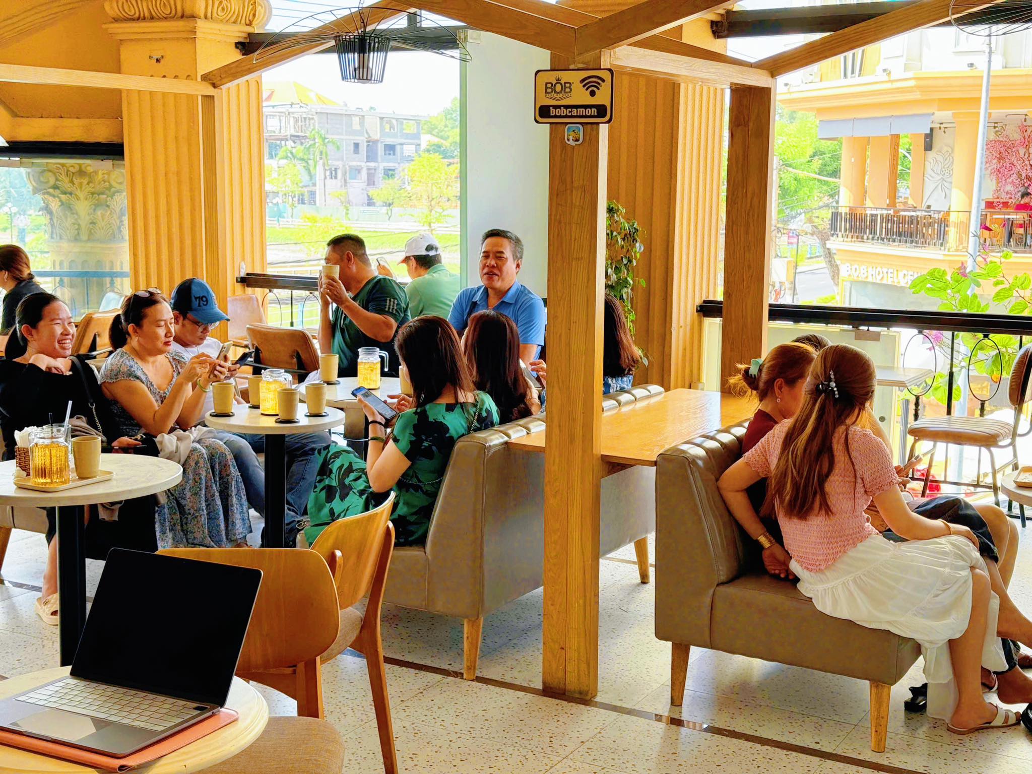 [☕️🇻🇳] B.O.B Coffee 🥤 Top1Coffee ☕️ Còn gì tuyệt vời hơn một buổi sáng cùng hội bạn thân ngồi lại bên ly cà phê thơm lừng? Không chỉ là hương vị đậm đà, mà còn là n , shares-0✔️ , likes-80❤️️ , date-2025-12-07 16:35:52🇻🇳🇻🇳🇻🇳📰🆕