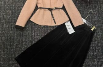 [🆕🇻🇳] Black & White shop – 55 Bà Triệu,Tp Huế 👕 Top1Fashion 👗  Cứ tung nhiều siêu phẩm như này chỉ làm cháy túi của chị em thôi!!! Set dạ hãng E.XEKIN TQXK đẹp đến từng chi tiết! Đang sẵn shop ạ!
, shares-0✔️ , likes-12❤️️ , date-2025-12-09 22:09:10🇻🇳🇻🇳🇻🇳📰🆕