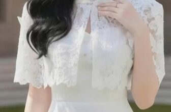 [🆕🇻🇳] Đẹp HP 👕 Top1Fashion 👗  Một thiết kế mang đậm dấu ấn quý phái và nhẹ nhàng, DS7213 ghi điểm với lớp ren phủ vai tinh xảo, tạo hiệu ứng bồng nhẹ như dải sương mềm mại. Phần thân vá , shares-0✔️ , likes-2❤️️ , date-2025-12-10 17:00:01🇻🇳🇻🇳🇻🇳📰🆕