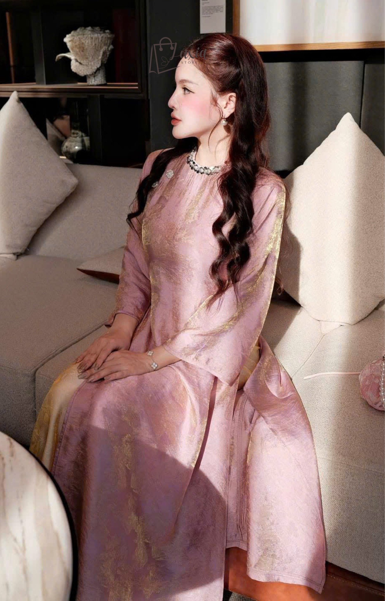 [🆕🇻🇳] Luxia Luxury 👕 Top1Fashion 👗  Bộ áo dài gấm kim sa mang vẻ đẹp sang trọng và cực kỳ nổi bật. Chất gấm cao cấp có độ bóng nhẹ, lên form chuẩn, tạo cảm giác quý phái ngay khi khoác lên. T , shares-1✔️ , likes-16❤️️ , date-2025-12-09 05:08:35🇻🇳🇻🇳🇻🇳📰🆕