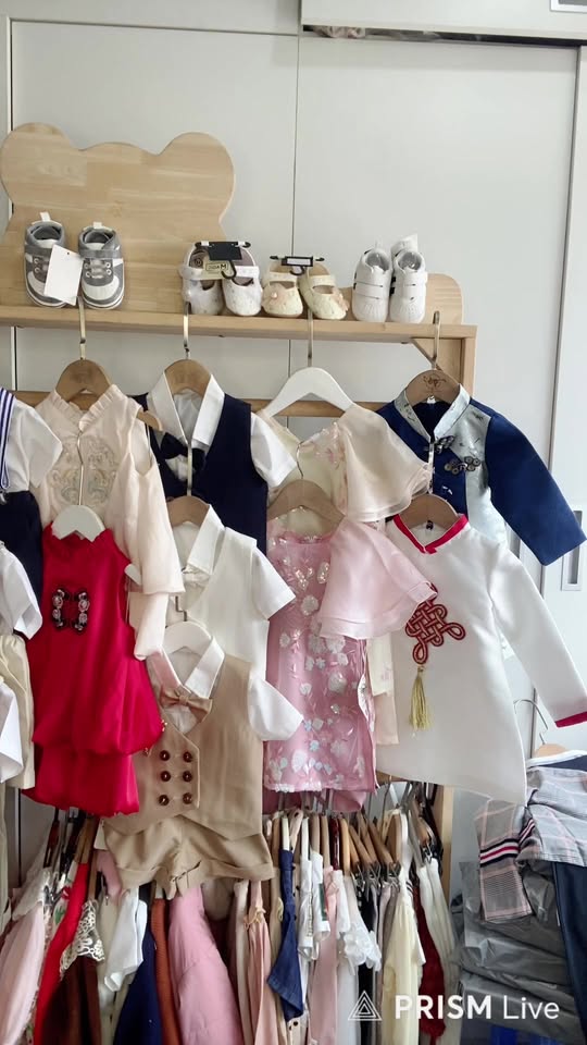 [🆕🇻🇳] Sachi Handmade – 𝘊𝘩𝘶𝘺𝑒̂𝘯 𝘱𝘩𝑢̣ 𝘬𝘪𝑒̣̂𝘯 𝘩𝘢𝘯𝘥𝘮𝘢𝘥𝘦 𝘤𝘩𝘰 𝘮𝑒̣ 𝘷𝑎̀ 𝘣𝑒́  🧑‍🧒❤️️👶⭐️ Những ngày bé diện đồ xanh, đồ jean thì nhất định phải có 𝐬𝐞𝐭 𝐤𝐞̣𝐩 𝐦𝐚́𝐢 𝐝𝐞𝐧𝐢𝐦 đ𝐢́𝐧𝐡 𝐡𝐨𝐚 𝐝𝐚𝐢𝐬𝐲 đi cùng cho đủ combo nha mẹ ơiNền kẹp là vải denim xanh nh , shares-0✔️ , likes-4❤️️ , date-2025-12-08 16:30:51🇻🇳🇻🇳🇻🇳📰🆕