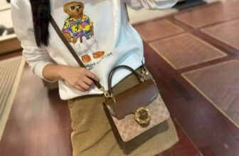 [🆕🇻🇳] Wellcome to CHIC HOUSE by CHIC VNXK 👕 Top1Fashion 👗   𝐂.𝟎¥.𝐂𝐇 𝐒𝐢𝐥𝐯€𝐑 𝐂𝐨𝐮.𝐫𝐭𝐧€𝐲 𝐓𝐨𝐩 𝐇𝐚𝐧𝐝𝐥𝐞 𝐁¥𝐠
Với thiết kế Form vuông nhỏ gọn, cầm tay hoặc đeo vai đều đẹp cùng các tone màu thanh lịch, dễ phối mọi outfit. NẮ , shares-0✔️ , likes-0❤️️ , date-2025-12-11 17:41:01🇻🇳🇻🇳🇻🇳📰🆕