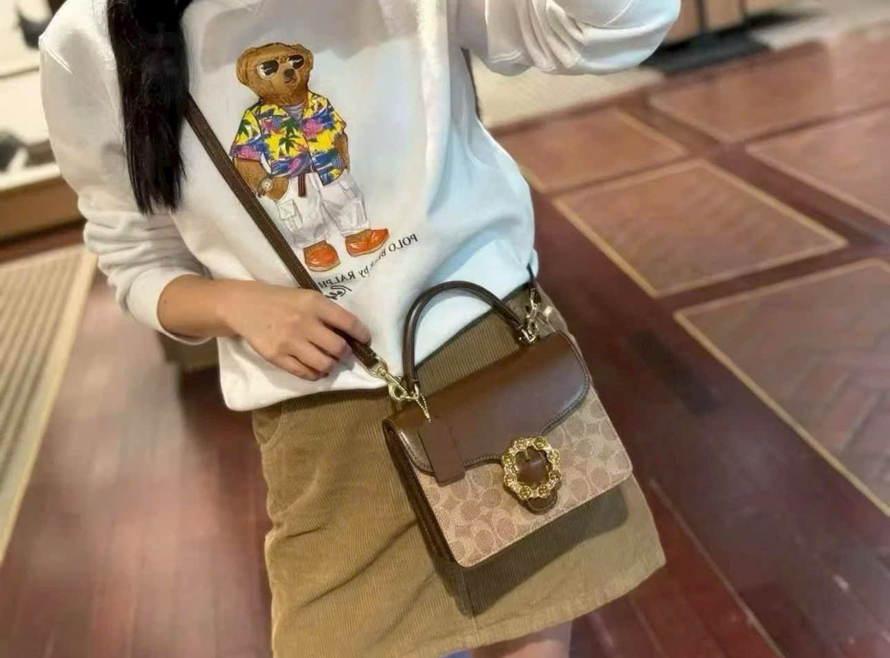 [🆕🇻🇳] Wellcome to CHIC HOUSE by CHIC VNXK 👕 Top1Fashion 👗   𝐂.𝟎¥.𝐂𝐇 𝐒𝐢𝐥𝐯€𝐑 𝐂𝐨𝐮.𝐫𝐭𝐧€𝐲 𝐓𝐨𝐩 𝐇𝐚𝐧𝐝𝐥𝐞 𝐁¥𝐠
Với thiết kế Form vuông nhỏ gọn, cầm tay hoặc đeo vai đều đẹp cùng các tone màu thanh lịch, dễ phối mọi outfit. NẮ , shares-0✔️ , likes-0❤️️ , date-2025-12-11 17:41:01🇻🇳🇻🇳🇻🇳📰🆕